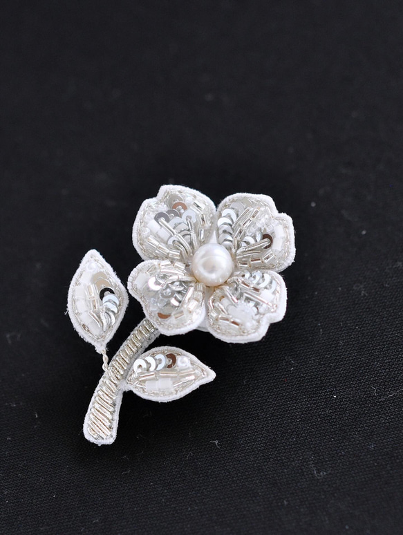 大人可愛い花のブローチ　オートクチュール刺繍 5枚目の画像