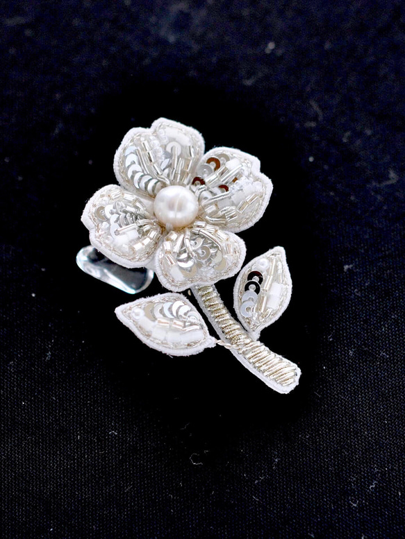大人可愛い花のブローチ　オートクチュール刺繍 6枚目の画像