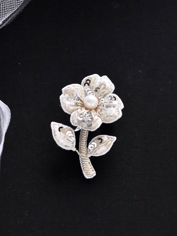 大人可愛い花のブローチ　オートクチュール刺繍 2枚目の画像