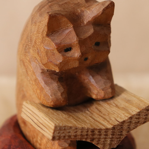 お気に入りの赤いクッションに座って本を読む猫」木彫り 猫 木製 ネコ