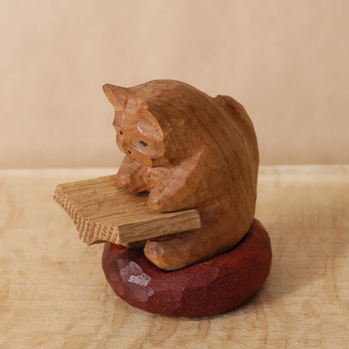 お気に入りの赤いクッションに座って本を読む猫」木彫り 猫 木製 ネコ