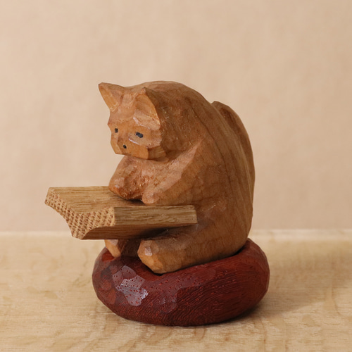 木彫りの猫　玉乗り猫　39cm お気に入りの赤いクッションに座って本を読む猫」木彫り 猫 木製 ネコ