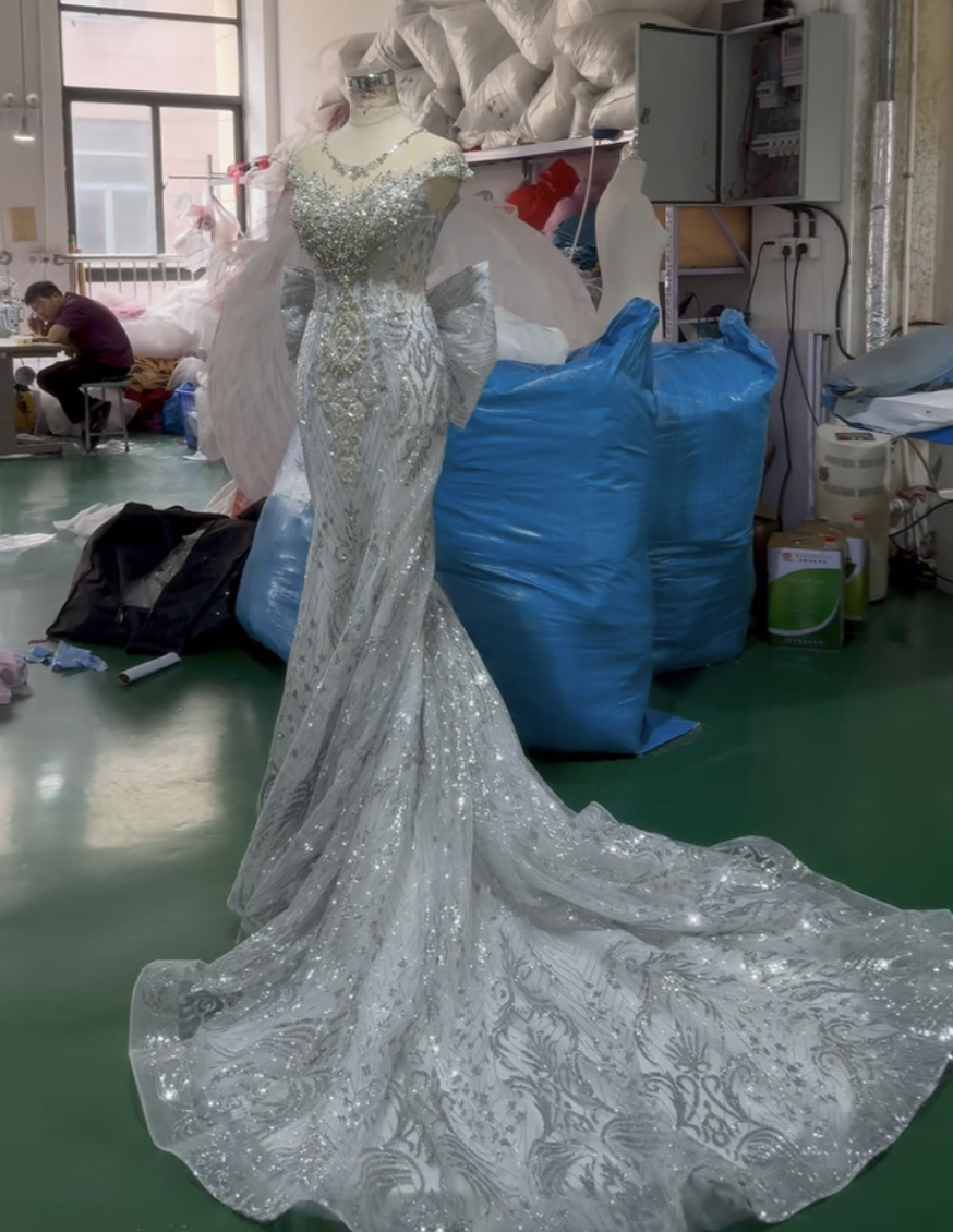 豪華　マーメイドドレス　シルバー　イリュージョンネック　バックリボン　タイトスカート　トレーン優雅音楽会演奏会ブライダル