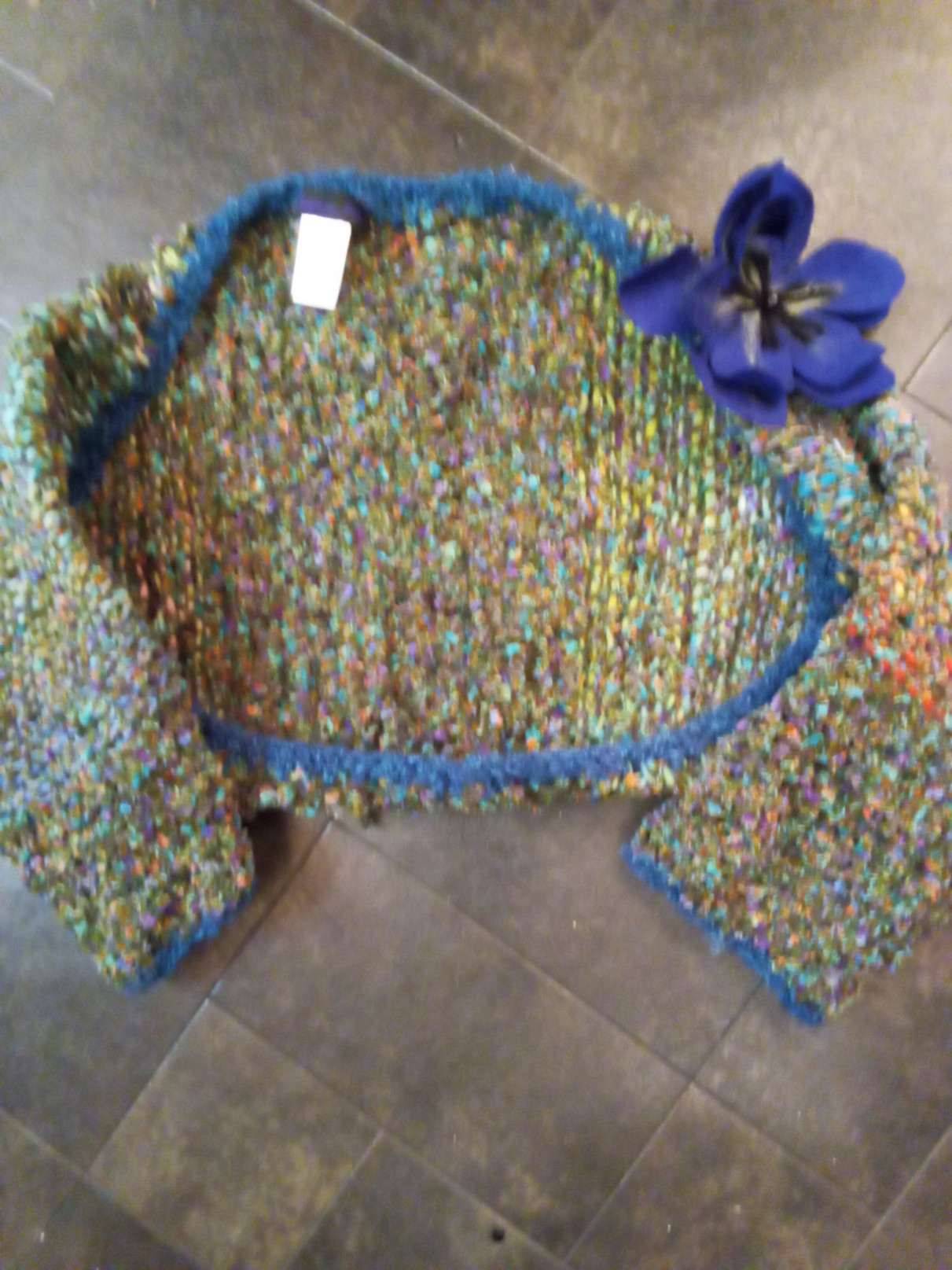 紺色のコサージュ付き、ストールみたいな毛糸織物ボレロ