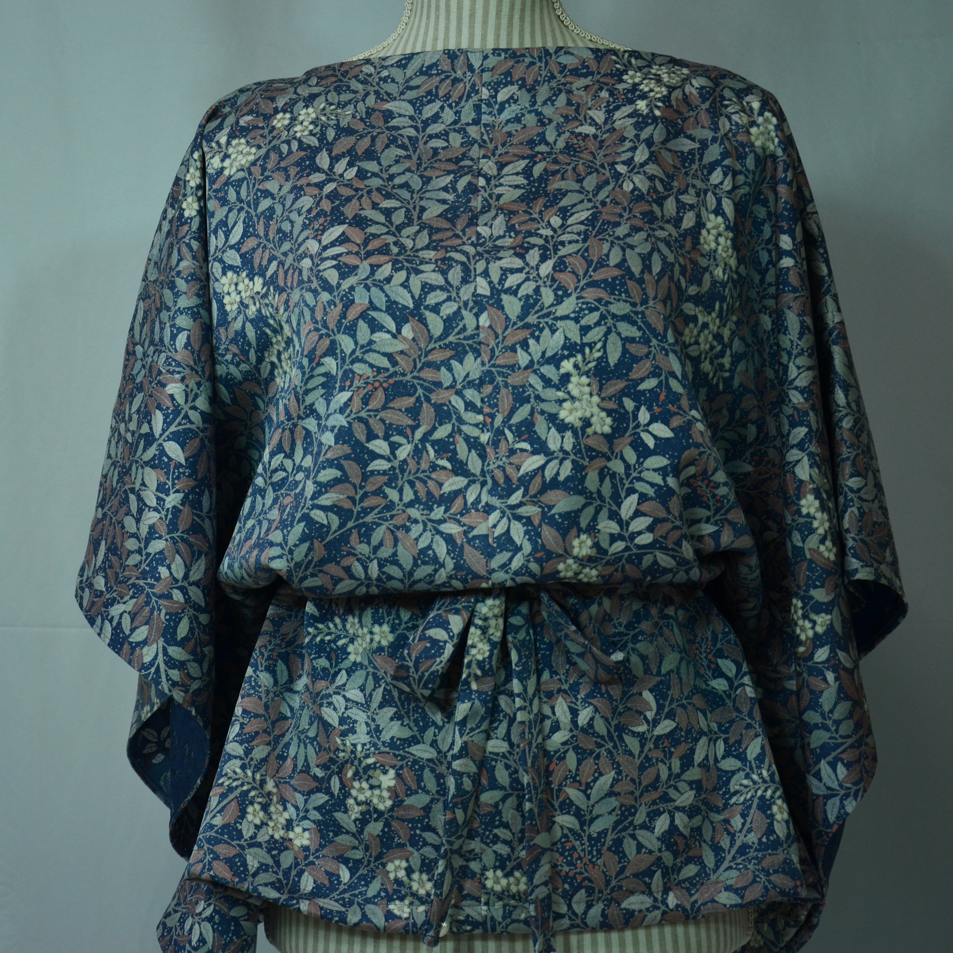 鈍色の空から舞い落ちる粉雪。南天の実と白椿をデフォルメしたインスピレーション豊かなブラウス