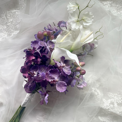 胡蝶蘭、カラー、ブートニア付きウェディングブーケ、アーム