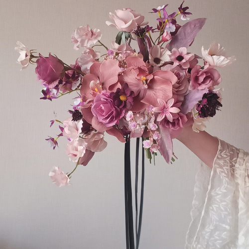 モーブピンクのバラとテラコッタの胡蝶蘭 リボン ウェディングブーケ