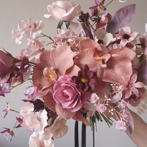 モーブピンクのバラとテラコッタの胡蝶蘭 リボン ウェディングブーケ