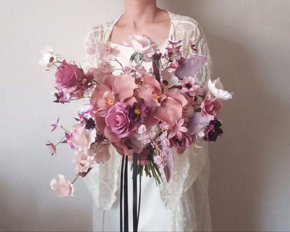 モーブピンクのバラとテラコッタの胡蝶蘭 リボン ウェディングブーケ