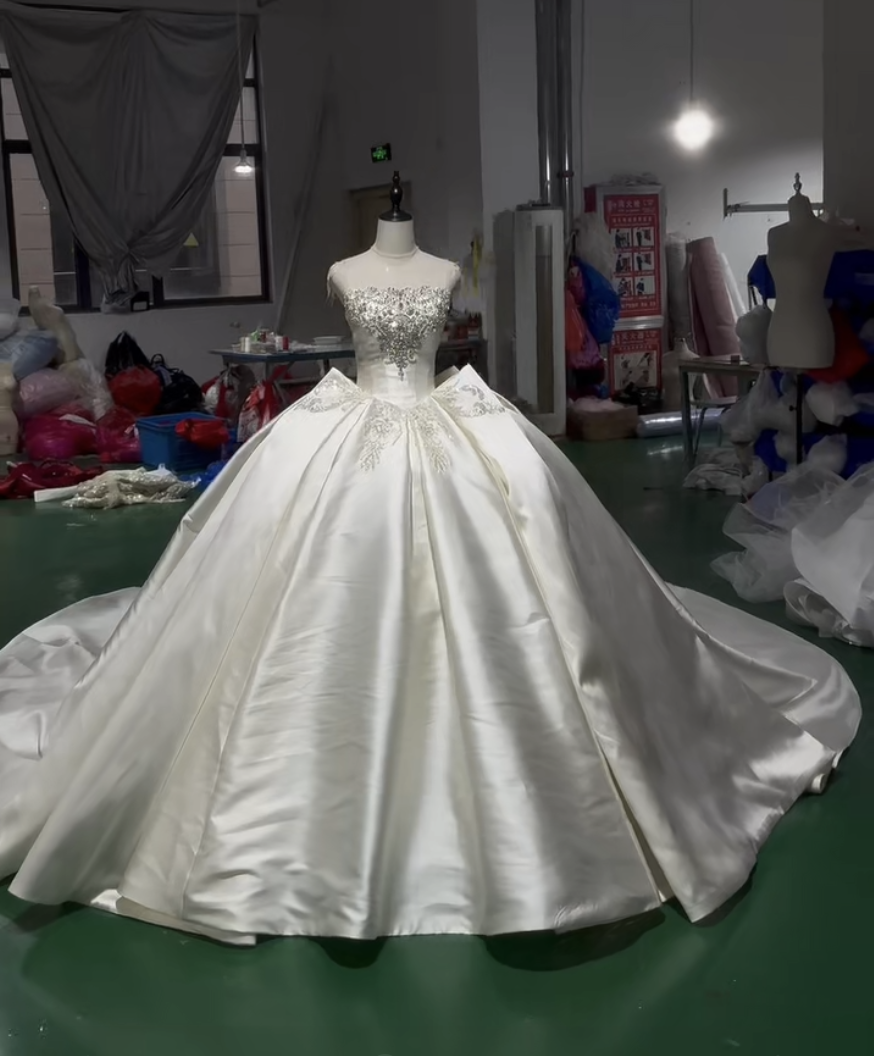 オフホワイト白　チューブトップ　袖無しノースリーブ　シンプルなウェディングドレス　無地サテンブライダル　プリンセスライン