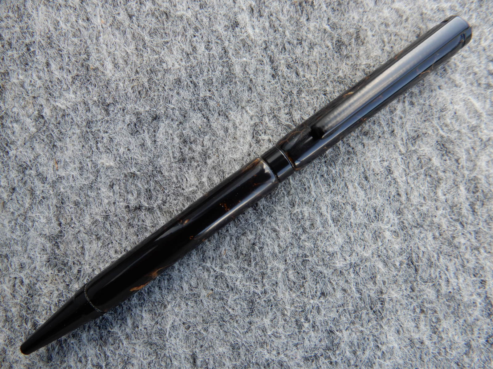 ボールペン　モミジバフウ＆レジン　回転式　（P045）