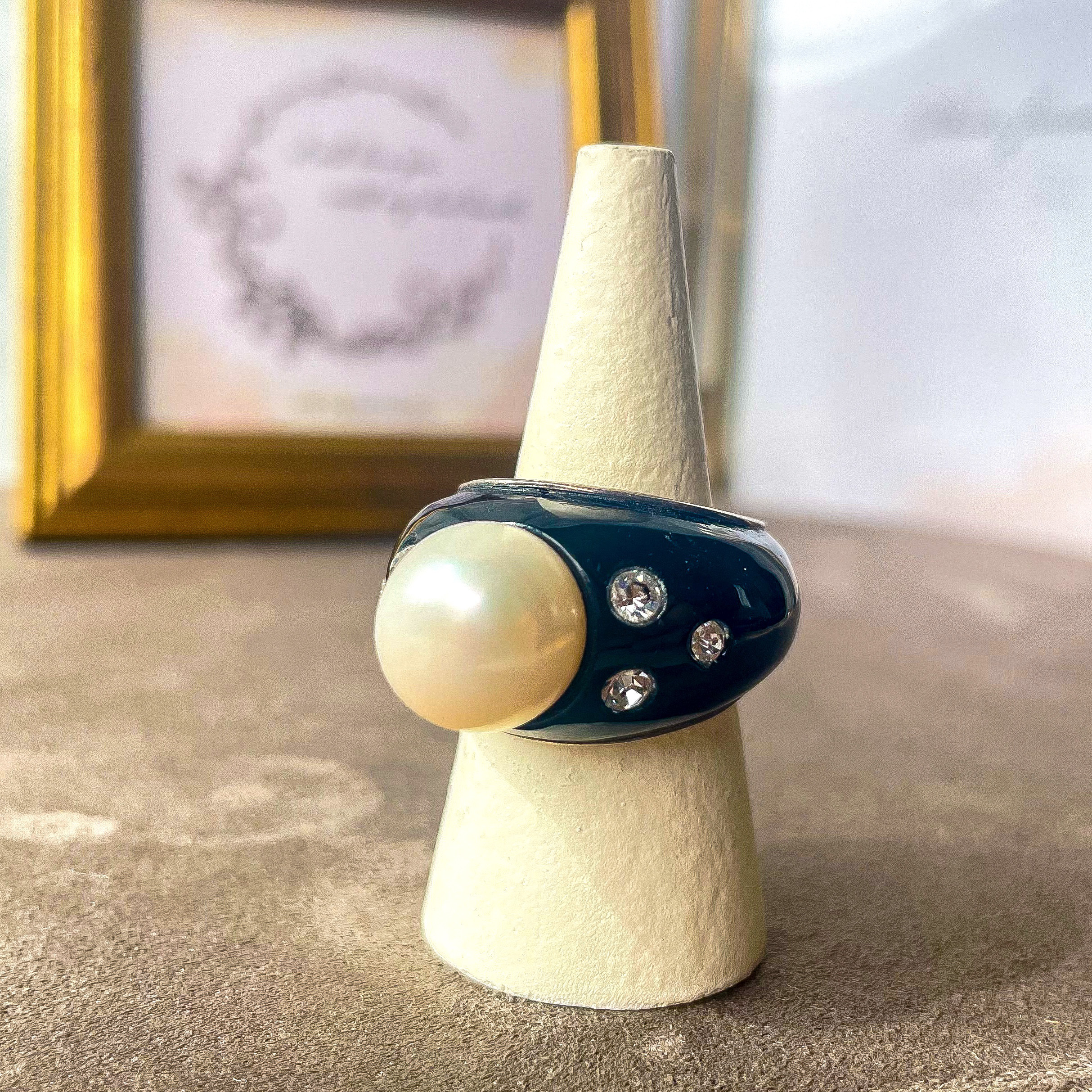 Lune Noire（リュヌ ノワール）― 漆黒に浮かぶ月のようなパールリング