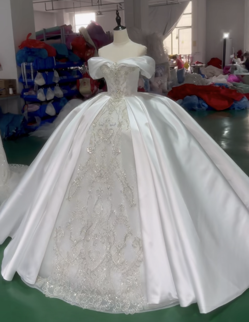 初めてご購入される方、お買い得　編みあげ　サイズオーダー可能　シンプルなウェディングドレス　２の腕カバー　痩せて見える