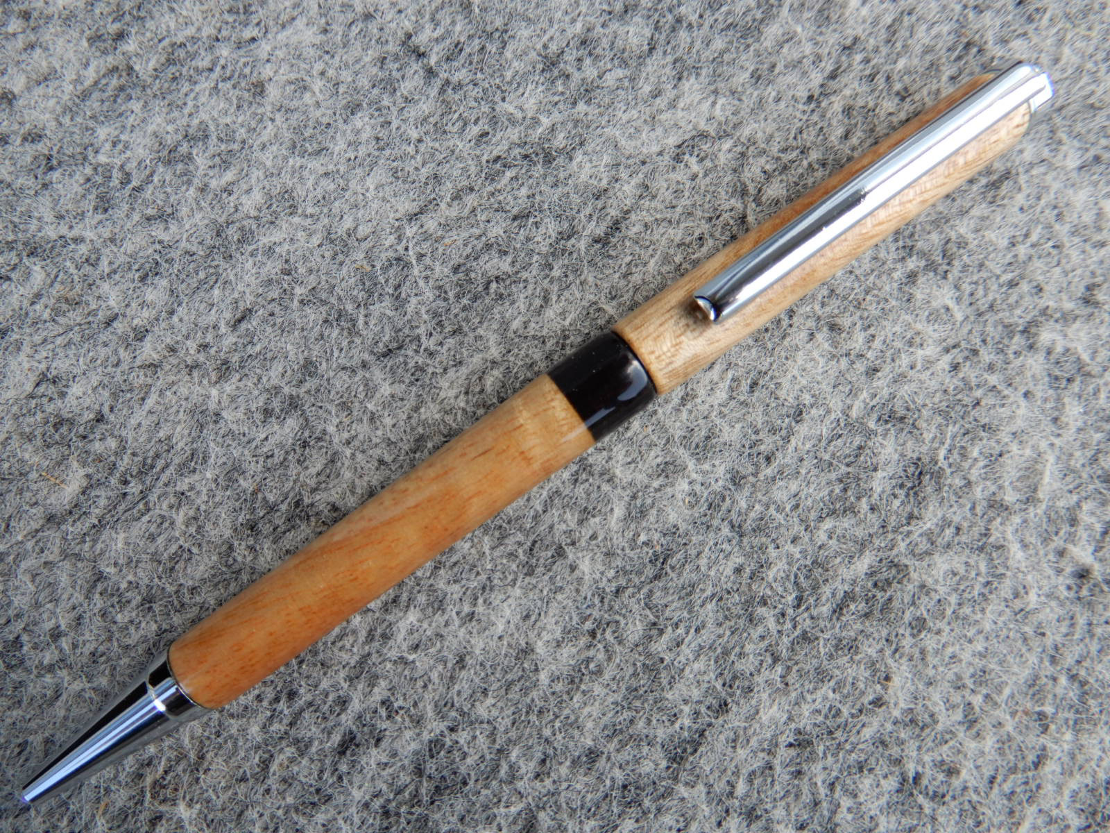 ボールペン　木軸　回転式　クス（P048）