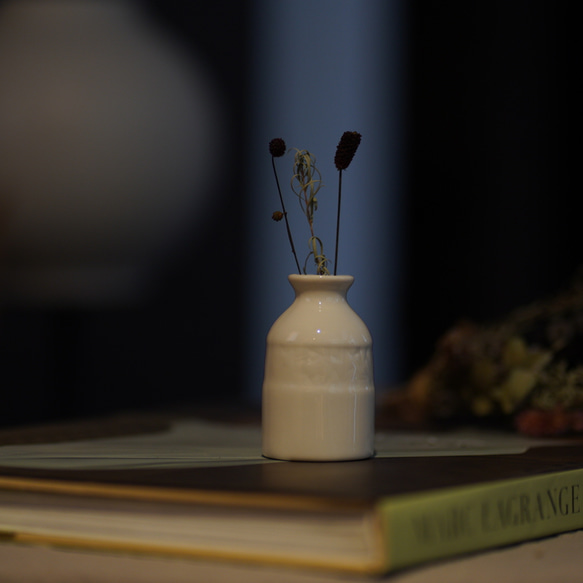 一輪挿し ミニ花瓶 白磁の一輪挿し 3枚目の画像