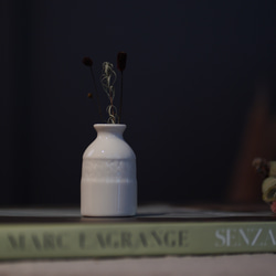 一輪挿し ミニ花瓶 白磁の一輪挿し 2枚目の画像