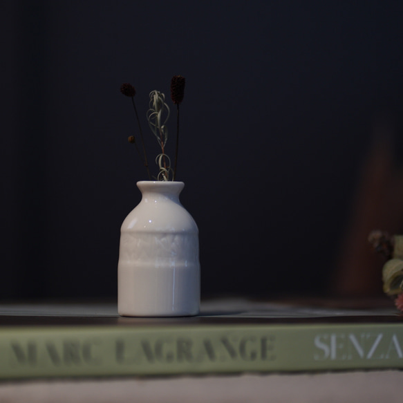 一輪挿し ミニ花瓶 白磁の一輪挿し 2枚目の画像