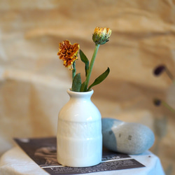 一輪挿し ミニ花瓶 白磁の一輪挿し 1枚目の画像