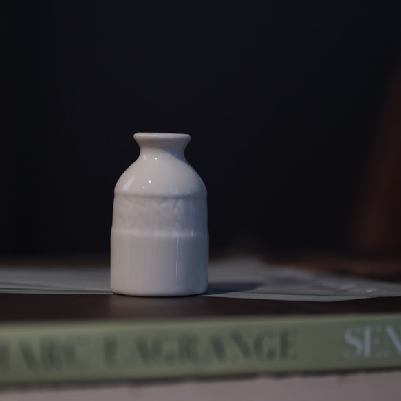 一輪挿し ミニ花瓶 白磁の一輪挿し 4枚目の画像