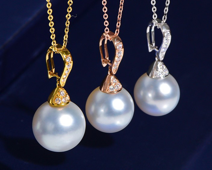 10～14mmの天然南洋ホワイト海水真珠ペンダントと18Kゴールドネックレス。シンプルでエレガントなデザインと上質な質感で、ギフ