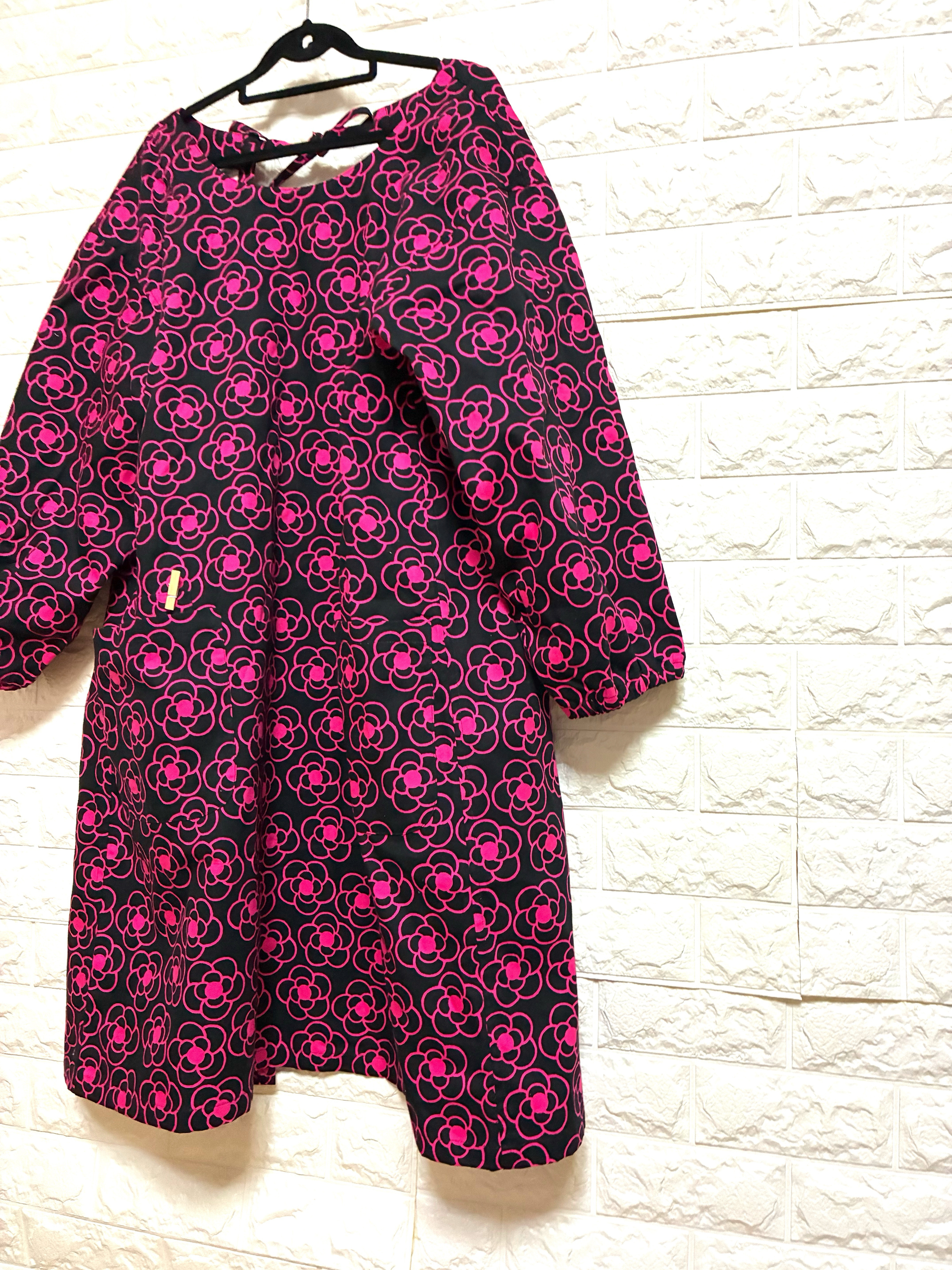 黒地にピンク✨カメリアが可愛い割烹着☆/家事仕事も楽しく♪