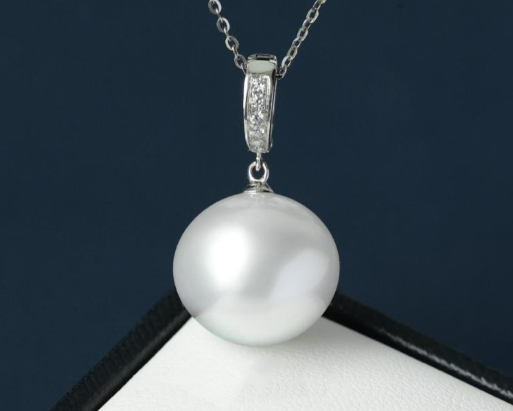 18Kゴールドのルミナ13～14mmホワイト海水真珠ペンダント。鏡面仕上げでシンプル、スタイリッシュ、そしてエレガント。毎日の装