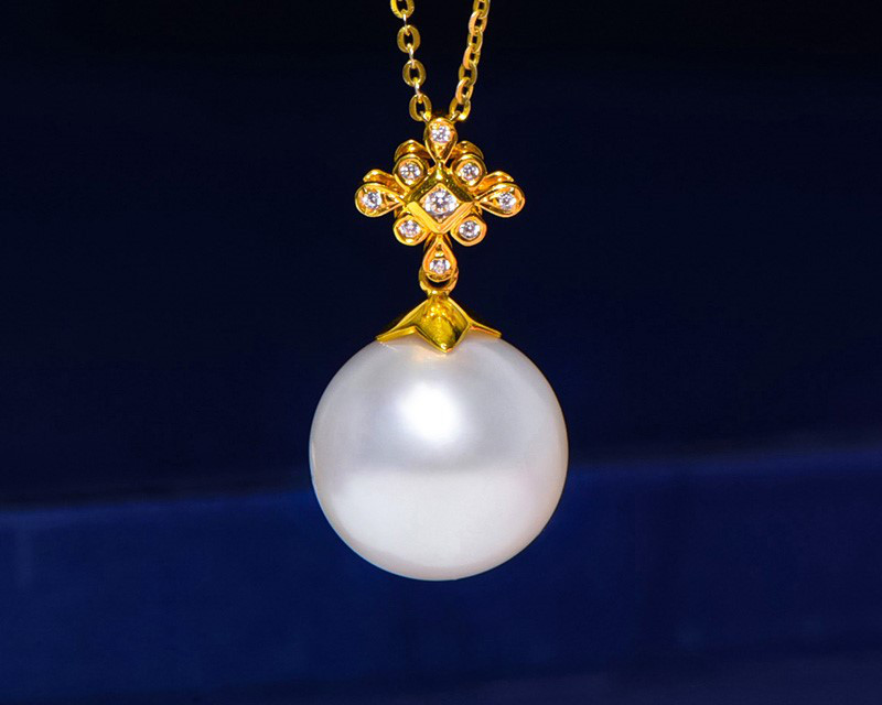 10～14mmの天然ホワイト海水真珠ペンダント（ルミナ）。18Kゴールド製。エレガントで光沢のあるこのチャイニーズスタイルのネッ
