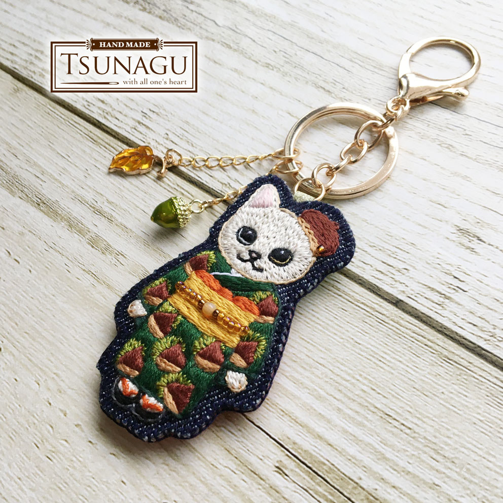 秋の着物-栗（白・オッドアイ）刺繍キーホルダー