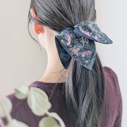 秋限定/リバーシブル/いちご泥棒オーガンジー×本革スエード　大人のためのスクエアシュシュ〜ネイビー〜ウィリアム・モリス　 9枚目の画像