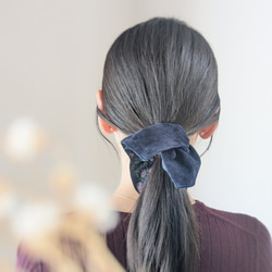 秋限定/リバーシブル/いちご泥棒オーガンジー×本革スエード　大人のためのスクエアシュシュ〜ネイビー〜ウィリアム・モリス　 10枚目の画像