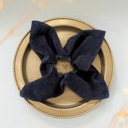 秋限定/リバーシブル/いちご泥棒オーガンジー×本革スエード　大人のためのスクエアシュシュ〜ネイビー〜ウィリアム・モリス　 7枚目の画像