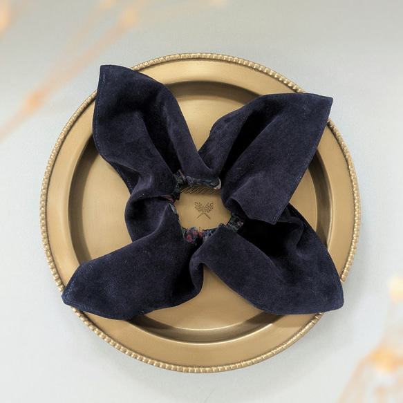 秋限定/リバーシブル/いちご泥棒オーガンジー×本革スエード　大人のためのスクエアシュシュ〜ネイビー〜ウィリアム・モリス　 7枚目の画像