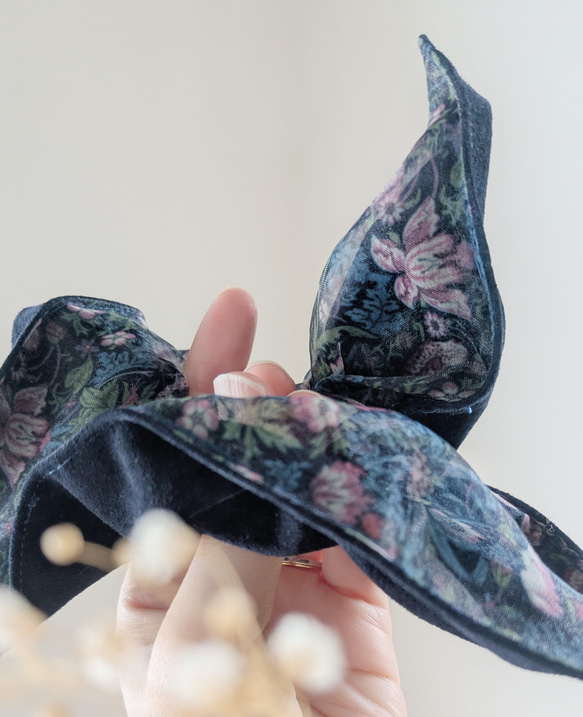 秋限定/リバーシブル/いちご泥棒オーガンジー×本革スエード　大人のためのスクエアシュシュ〜ネイビー〜ウィリアム・モリス　 8枚目の画像