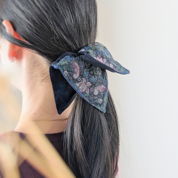 秋限定/リバーシブル/いちご泥棒オーガンジー×本革スエード　大人のためのスクエアシュシュ〜ネイビー〜ウィリアム・モリス　 1枚目の画像