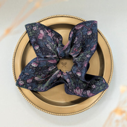 秋限定/リバーシブル/いちご泥棒オーガンジー×本革スエード　大人のためのスクエアシュシュ〜ネイビー〜ウィリアム・モリス　 6枚目の画像