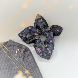 秋限定/リバーシブル/いちご泥棒オーガンジー×本革スエード　大人のためのスクエアシュシュ〜ネイビー〜ウィリアム・モリス　 3枚目の画像