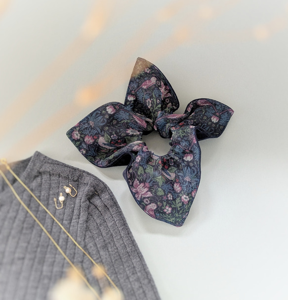 秋限定/リバーシブル/いちご泥棒オーガンジー×本革スエード　大人のためのスクエアシュシュ〜ネイビー〜ウィリアム・モリス　 3枚目の画像