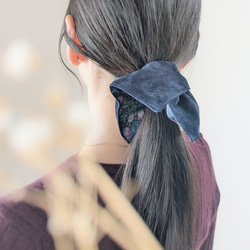 秋限定/リバーシブル/いちご泥棒オーガンジー×本革スエード　大人のためのスクエアシュシュ〜ネイビー〜ウィリアム・モリス　 2枚目の画像