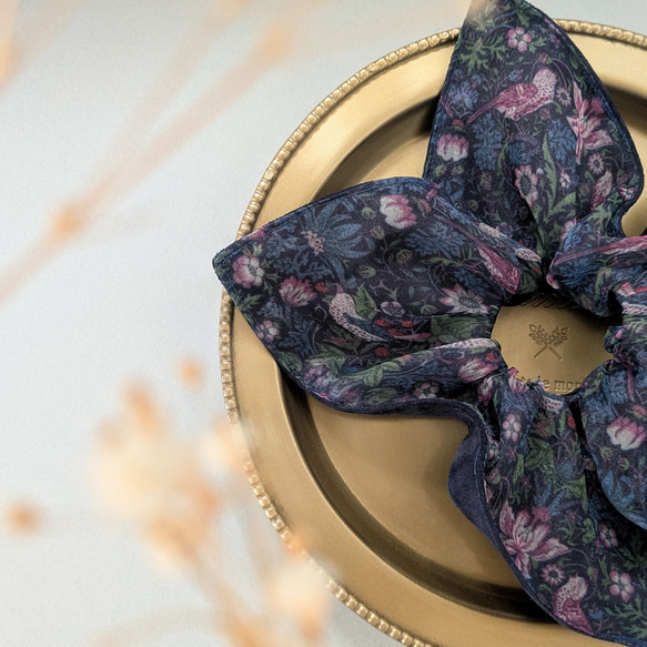 秋限定/リバーシブル/いちご泥棒オーガンジー×本革スエード　大人のためのスクエアシュシュ〜ネイビー〜ウィリアム・モリス　 4枚目の画像