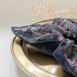 秋限定/リバーシブル/いちご泥棒オーガンジー×本革スエード　大人のためのスクエアシュシュ〜ネイビー〜ウィリアム・モリス　 5枚目の画像