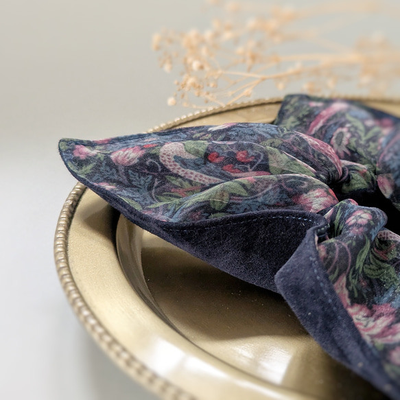 秋限定/リバーシブル/いちご泥棒オーガンジー×本革スエード　大人のためのスクエアシュシュ〜ネイビー〜ウィリアム・モリス　 5枚目の画像