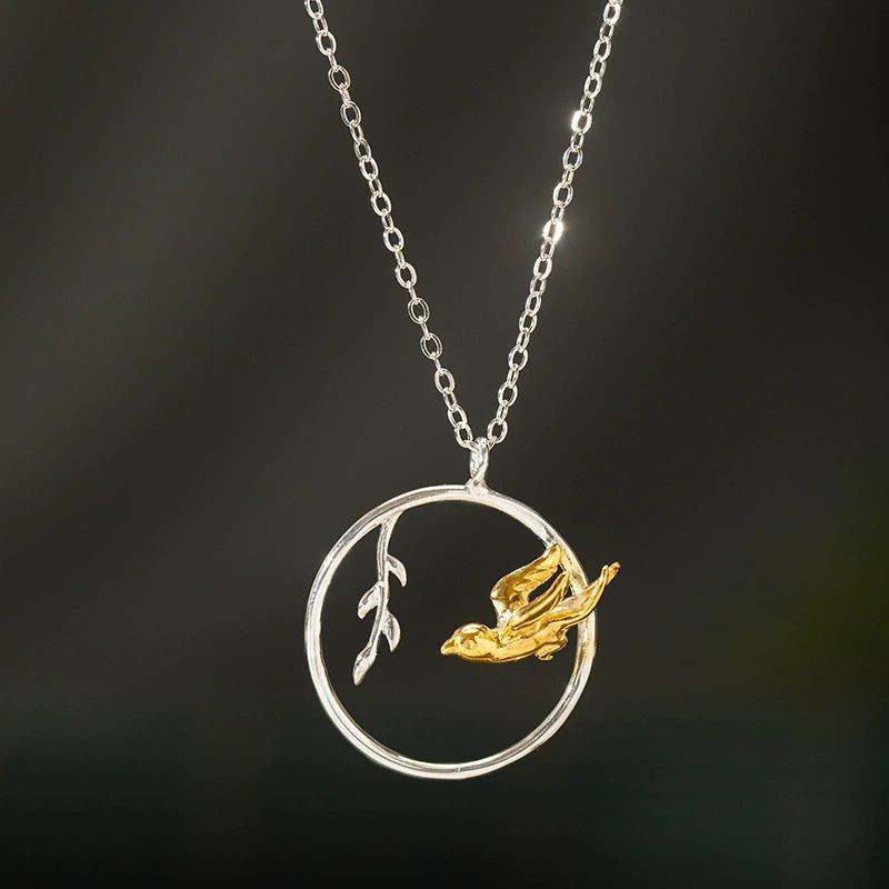 鳥と枝のペンダント - 小さな鳥が静かに佇んでいるように見える　N151