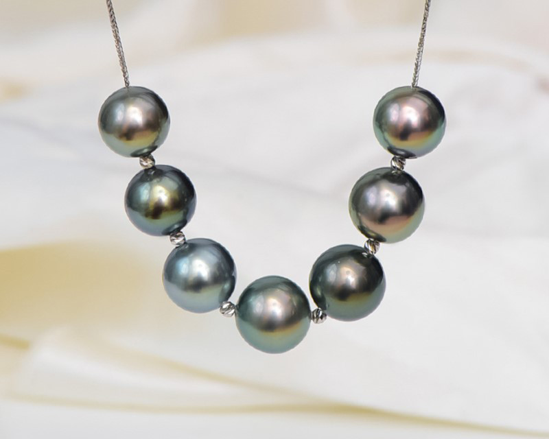 ルミナ9-10mmタヒチ黒蝶真珠ネックレス。18Kゴールドの7粒パスパルトゥースマイルデザイン。スタイリッシュでエレガントな鎖骨 32,565円