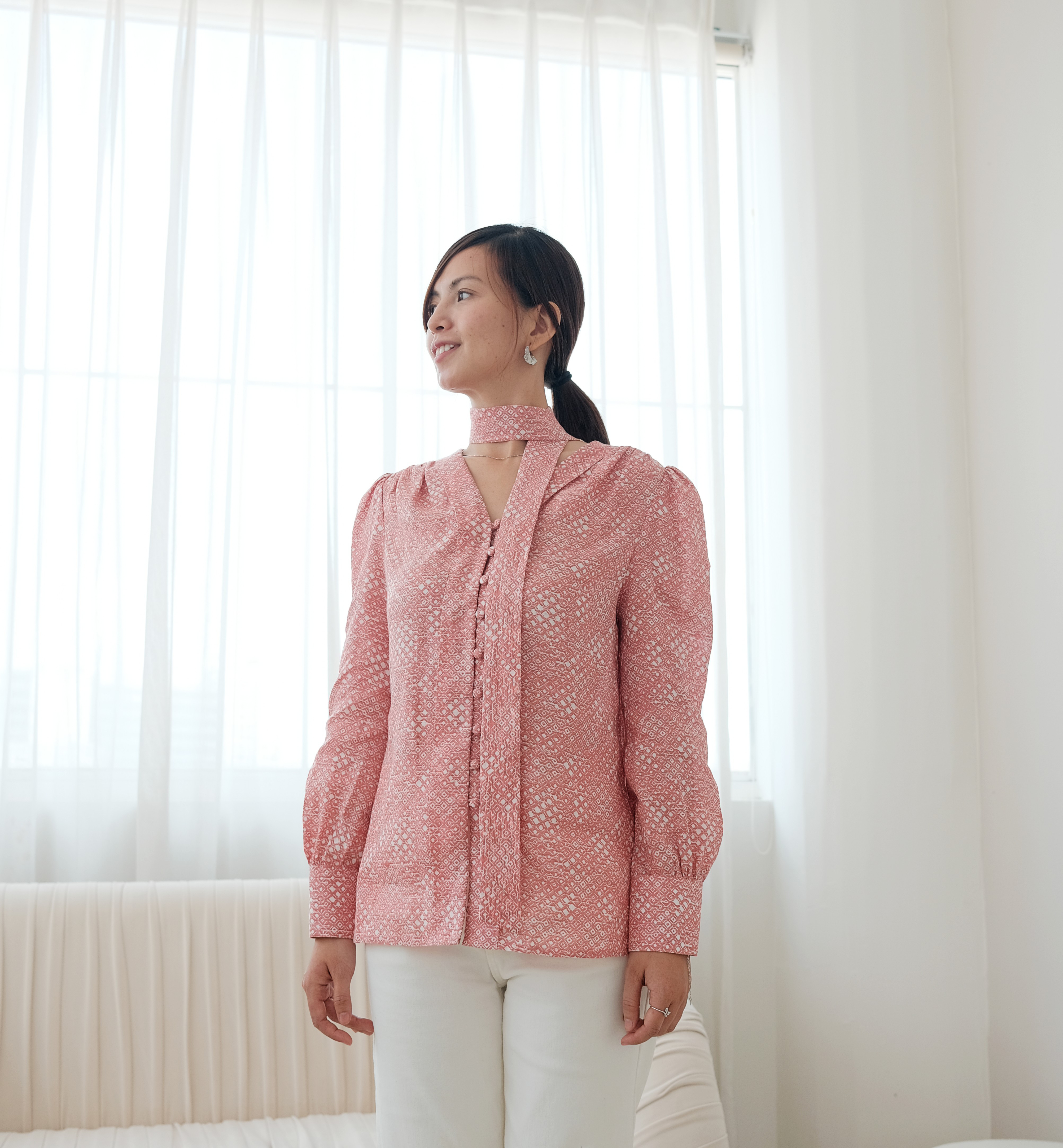 リネンブラウス – 繊細な小花柄とボウタイデザイン