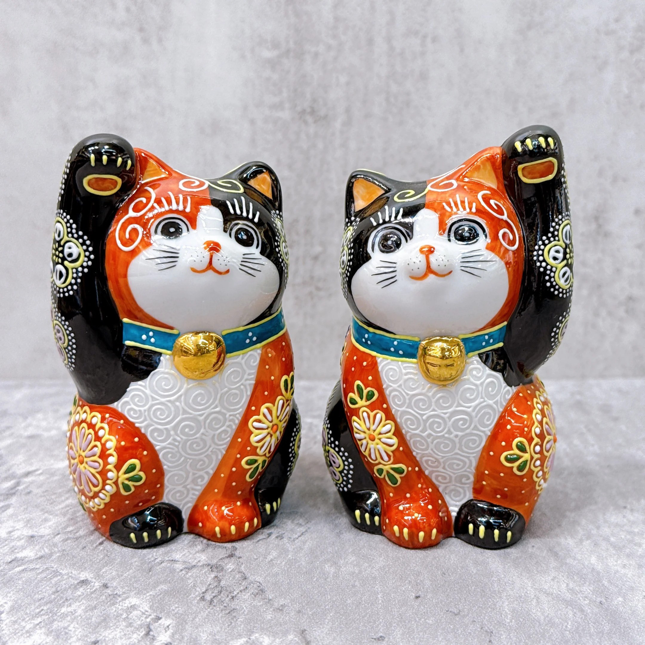 【九谷焼 招き猫】 赤と黒の花咲く一対