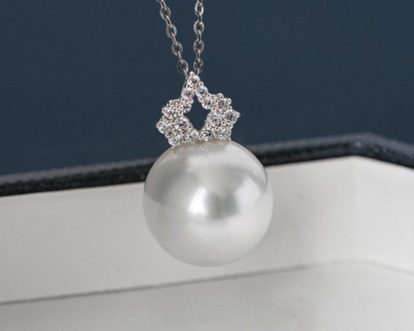 ルミナ13～14mm天然南洋白蝶真珠ペンダント（18Kゴールドネックレス）。多用途で輝き、クラシックでありながらスタイリッシュな