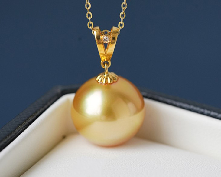 14～15mmの天然南洋ゴールドビーズペンダント「ルミナ」。18金V字メロンシードクラスプ付き。明るくスタイリッシュ、シンプルな