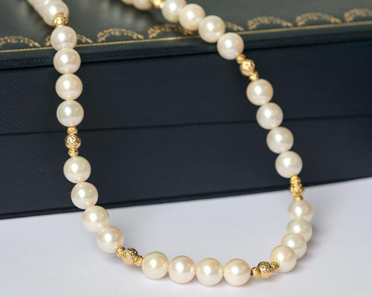ルミナ 6-7mm 天然アコヤ真珠ネックレス（18金ゴールド）。光沢があり、エレガントで洗練されたデザイン。どんなシーンにも合わ
