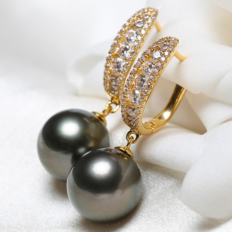 ルミナ9～12mm天然タヒチ黒蝶真珠イヤリング。18Kゴールド、ピーコックグリーン。ラウンド型で、輝きとクラシックさを兼ね備え、