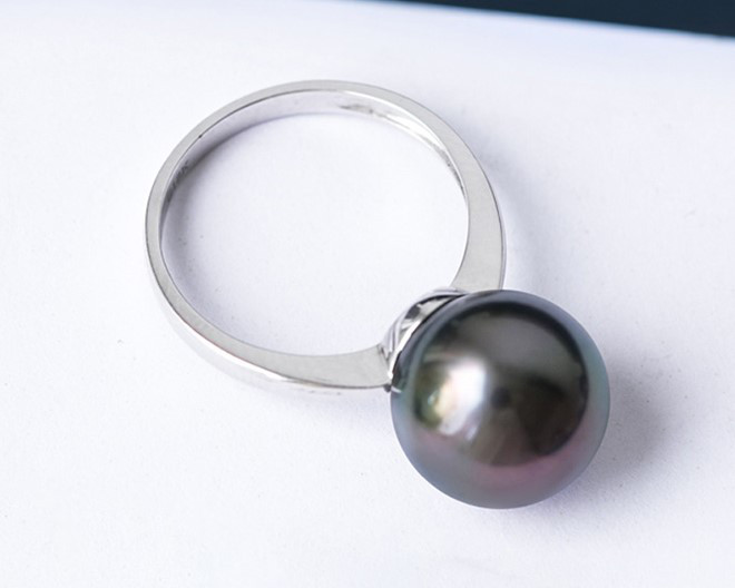 ルミナ 10-11mm 天然タヒチ黒蝶真珠リング（18Kゴールド）。厚みがあり、シンプルでエレガントなこのリングは、クラシックで